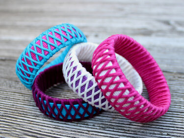 Armreif basteln - moderner Armschmuck aus PET-Flaschen und Garn - Modell "Criss-Cross"