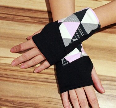 Fingerlose schwarze Armstulpen mit rosa‑grauem Dreiecksprint und Daumenöffnung