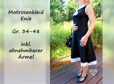 Schwarzes Matrosenkleid mit weißem Matrosenkragen und weißem Saum, knielang, ärmellos; Person mit Handtasche auf Holzterrasse vor Grünpflanzen