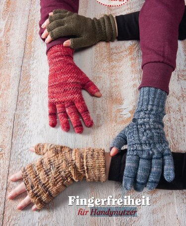 Vier Hände mit gestrickten Handschuhen und Armstulpen in Rot, Blau, Braun und Grün; Schriftzug 'Fingerfreiheit für Handynutzer' sichtbar
