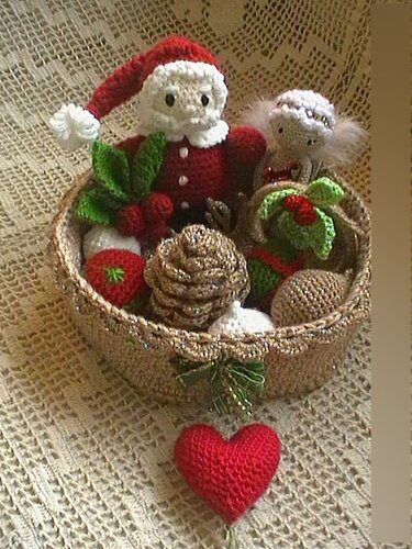Korb mit gehäkelten Weihnachtsfiguren: Nikolaus, Engel, Herz, Zapfen und Mistelzweig