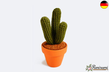 Gehäkelter Kaktus mit drei grünen Stängeln in orangefarbenem Topf mit brauner gehäkelter Oberfläche