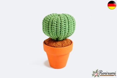 Gehäkelter grüner Kugelkaktus im Terrakottatopf