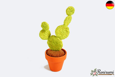 Gehäkelter hellgrüner Kaktus in orangefarbenem Blumentopf vor hellem Hintergrund.