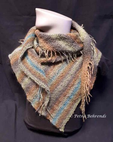 Gestricktes Dreieckstuch mit Fransen und blau-braunen Streifen auf einer Schaufensterpuppe