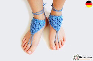 Füße mit blauem gehäkeltem Fußschmuck, schuppenartiges Muster, Zehenband und Knöchelband