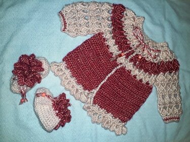 Gehäkeltes Babyset in Weinrot und Beige mit Rüschenrand