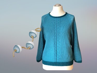 Türkisfarbener gestrickter Damenpullover auf Schneiderbüste mit Zopfmuster in der Mitte und Ajourärmeln