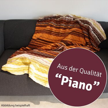 Gestrickte gestreifte Decke in Braun-, Orange- und Gelbtönen auf dunklem Sofa