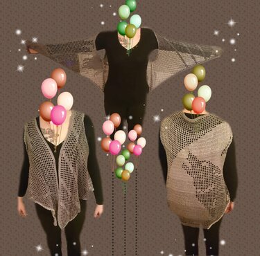 Drei graue Häkelstücke: Fledermaustuch, offene Weste und ärmelloses Oberteil mit Fledermaus-Motiv