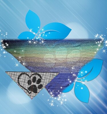 Musterbeispiel eines gehäkelten Dreieckstuchs mit Farbverlauf von Blau zu Lila, mit Herz-Pfoten-Motiv und grafischen Stern-Effekten.