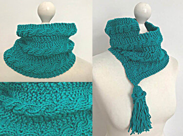 Türkiser gestrickter Loop-Schal mit Zopfmuster und Quaste auf Mannequin.
