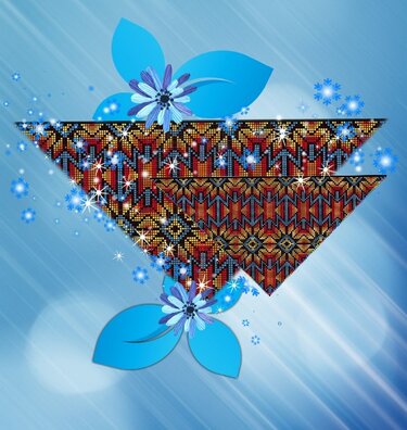 Gehäkeltes Dreieckstuch mit geometrischem Rot‑Gold‑Schwarz‑Muster vor blauem Hintergrund und blauen Blüten