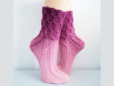 Bellana - cable socks - Knitting
