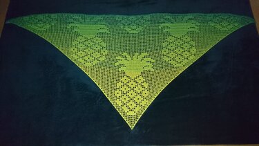 Dreieckiges Häkeltuch in Grün‑Gelb mit Ananas‑Motiven