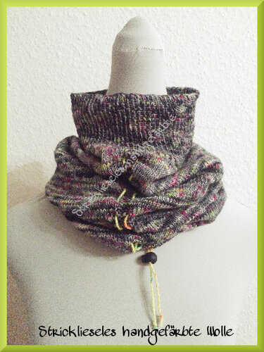 Gestrickter grauer Loop mit Rippenkragen und verstellbarer Kordel mit Perle