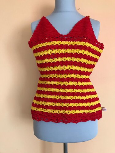 Ärmelloses rot-gelb gestreiftes Häkelshirt auf Schaufensterpuppe