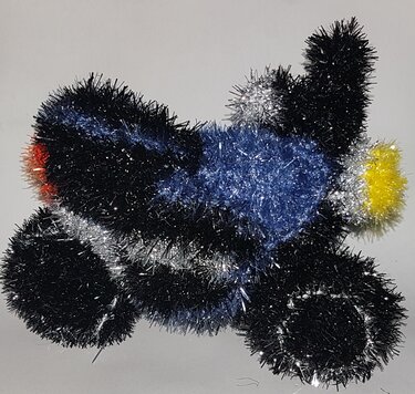 Kompaktes, schnell gehäkeltes Flugzeug aus schwarzem, blauem und silbernem Effektgarn