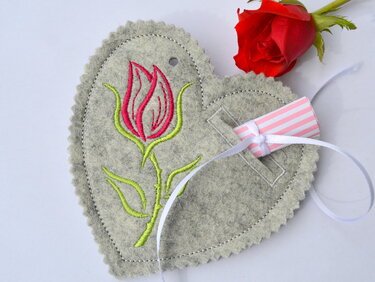 ITH Stickdatei Geschenkanhänger Herz mit Rosenknospe für Botschaften Geldgeschenke 10x10cm - Sticken