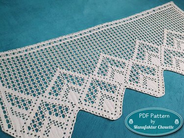 Weiß gehäkelte Spitzenborte mit filigranem geometrischem Muster und gezacktem Rand auf türkisem Hintergrund.