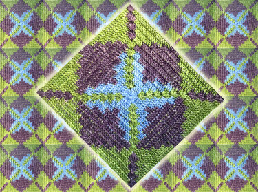 Häkelquadrat mit diagonalem Rautenmuster in Grün, Blau und Violett
