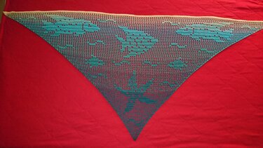 Maritimes gehäkeltes Filet‑Tuch in Türkis mit Seestern‑ und Fischmotiven sowie beigem Rand