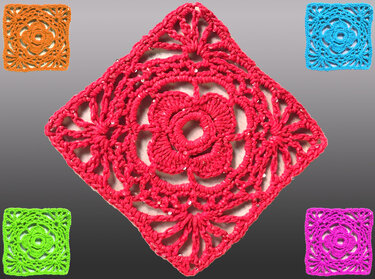 Fünf gehäkelte Quadrate: ein großes rotes mit dezentem Glitzereffekt und vier kleinere in Orange, Blau, Grün und Lila mit Blumenmuster.