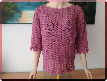 Rosé gehäkelte Damenbluse mit Lochmuster und Bogenkante auf Schaufensterpuppe