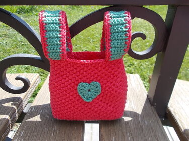 Gehäkelte Mini-Tasche mit farblich abgesetzten Trägern und Herzapplikation