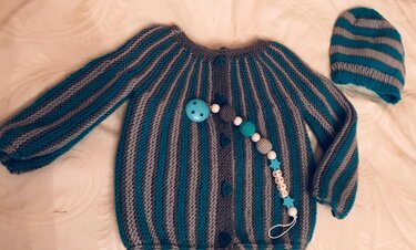 Handgestrickte Babyjacke und Mütze gestreift in Petrol und Grau mit Schnullerkette