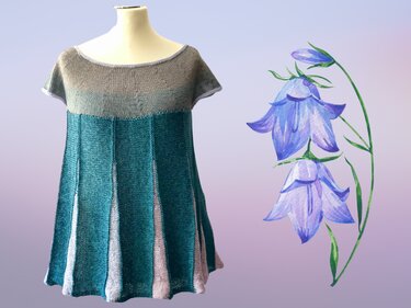 Gestrickte petrol-graue Tunika auf Schneiderpuppe mit Aquarell-Glockenblumen