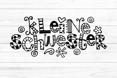 Schwarz-weißer, verspielter Schriftzug 'Kleine Schwester' mit Herzen und Ornamenten auf hellem Holzgrund