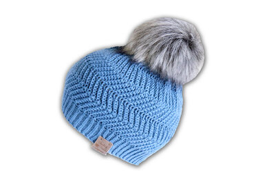 Hellblaue Beanie mit Chevron‑Muster und grauem Bommel