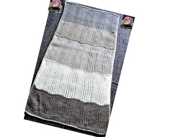 Gestrickter Tischläufer mit horizontalen Blockstreifen in Grau, Beige und Off-White sowie feinem Wellen- und Lochmuster
