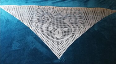 Gehäkeltes Dreieckstuch mit Koala-Motiv auf blauem Hintergrund