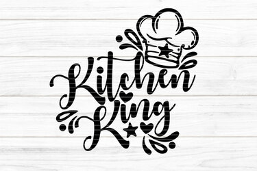 Schwarz-weißes Schneide-Motiv 'Kitchen King' mit deutlichen Konturen, Kochmütze, Stern und Herz auf hellem Holzuntergrund
