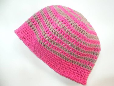 Gehäkelte Mütze mit pinken und braunen Streifen