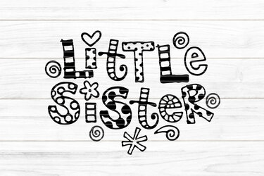 Schwarzer Doodle-Schriftzug 'Little Sister' auf weißer Holzoberfläche