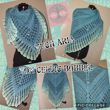 Gehäkeltes Dreieckstuch in Blau‑zu‑Grün mit Spitzenrand auf Schneiderpuppe