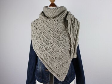 Sandfarbenes Dreieckstuch mit Noppenreihen und kraus-rechtem Rand