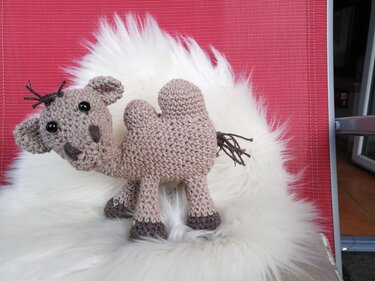 Gehäkeltes Amigurumi-Kamel, Detailansicht mit zwei Höckern, sichtbarer Maschenstruktur und dunklen Hufen