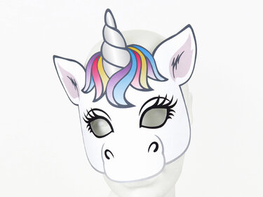Einhorn-Papiermaske mit großen Augenöffnungen und regenbogenfarbener Mähne auf Modellkopf