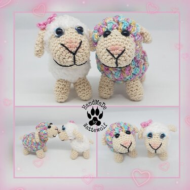 Zwei gehäkelte Amigurumi-Lämmer, eines weiß mit Schleife und eines in Pastellfarben