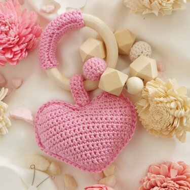 Anleitung Babyrassel Herz - Häkeln