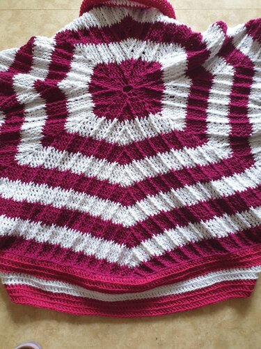 Handgehäkelter Seelenwärmer in Fuchsia und Weiß mit konzentrischem Streifenmuster