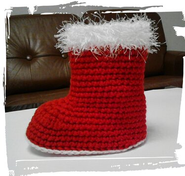 Roter gehäkelter Weihnachtsstrumpf mit weißem flauschigem Rand