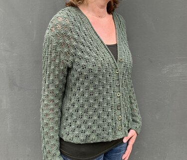 Kurze Jacke mit Lochmuster, Strickanleitung