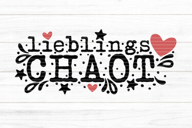 Schriftzug 'LieblingsCHAOT' mit roten Herzen, schwarzen Sternen und Punkten.