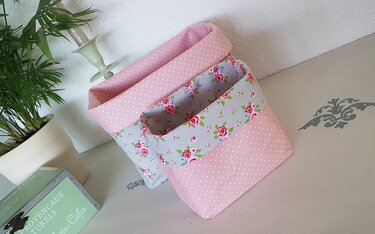 Zwei rosa Stoffkörbchen, eines gepunktet, eines mit Rosenmuster, mit umgeschlagenem Rand