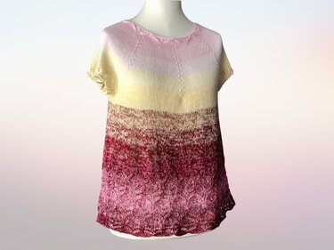 Gestricktes Damenoberteil mit Raglanärmeln, Farbverlauf und Ajourmuster am Saum